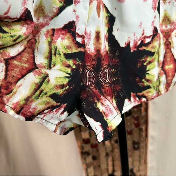 Seductions Floral Shorts w Elastic Waist Size Medium - Picture 5 of 10